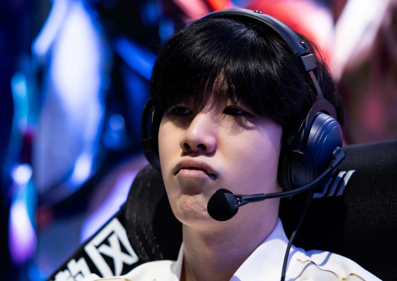 开云平台-包含FPX教练压力巨大！，TheShy遭遇二十持续失利赛场气氛高涨的词条